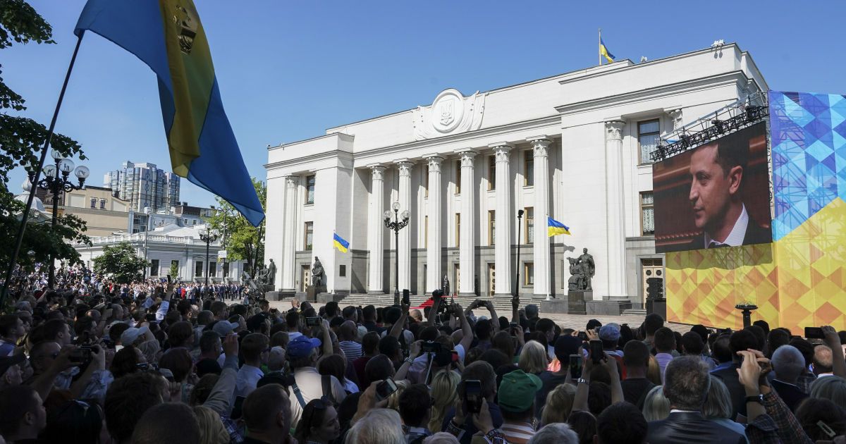 Зеленський розпускає Верховну Раду