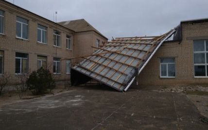 В Тернополе из-за бури на авто падают деревья, на людей - борды, а с домов - крыши