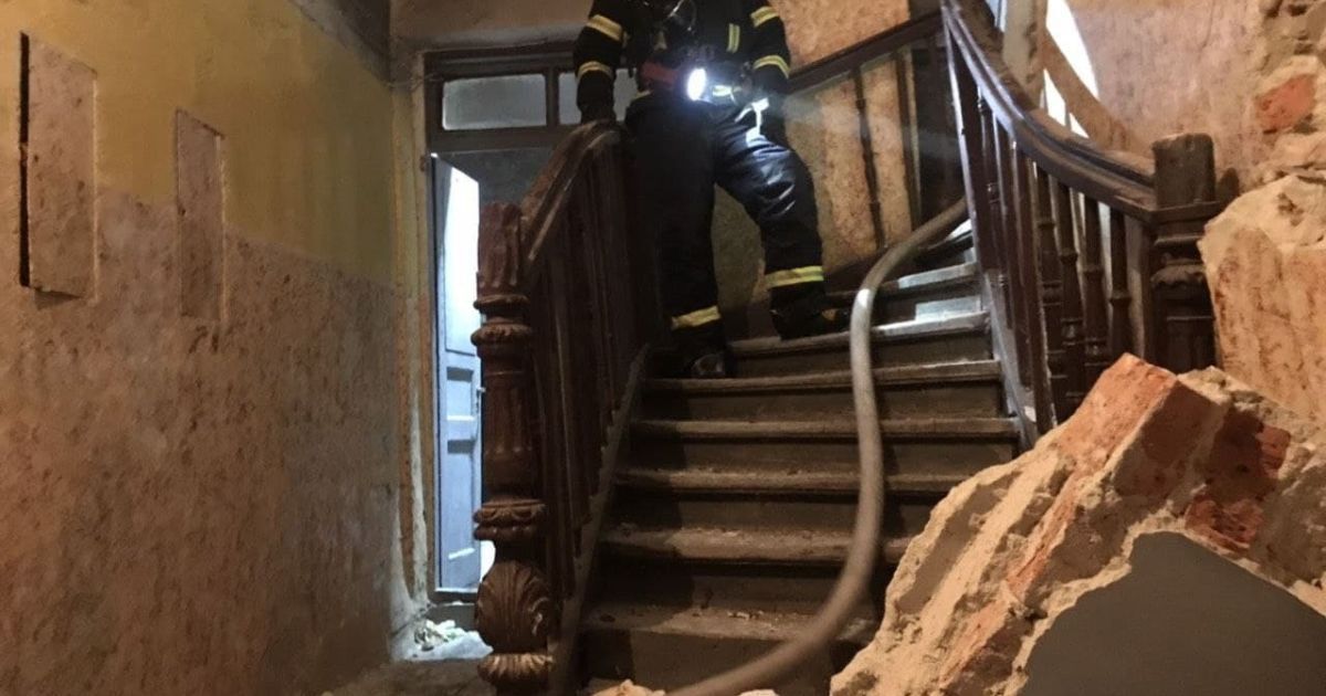 Возле центра Львова в жилом доме раздался взрыв и вспыхнул пожар: есть потерпевшие