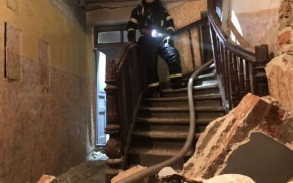 Біля центру Львова у житловому будинку пролунав вибух та спалахнула пожежа: є потерпілі
