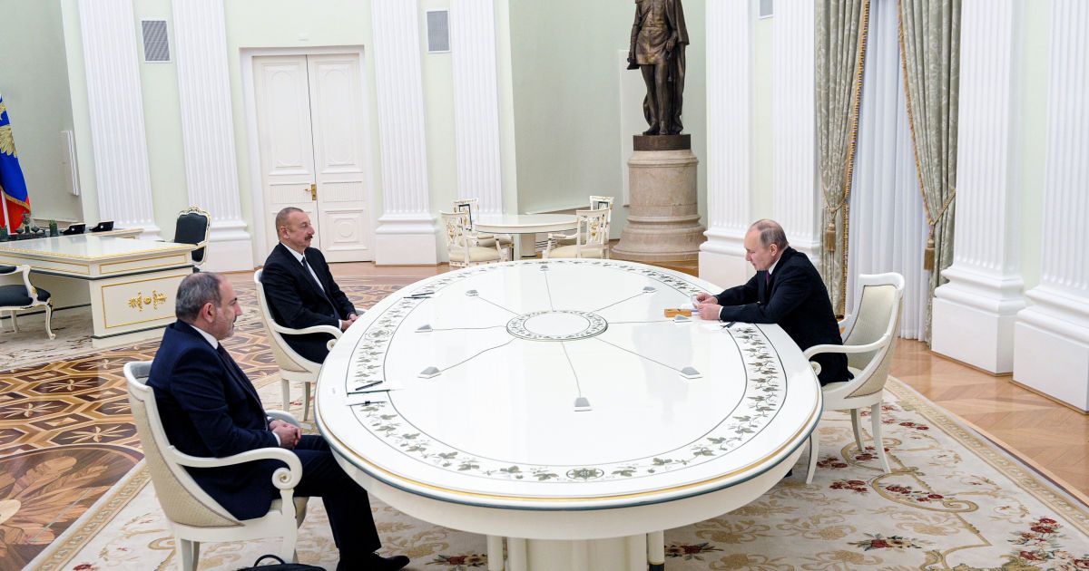 Пашинян і Алієв зустрілися у Москві, але відмовилися потиснути один одному руки