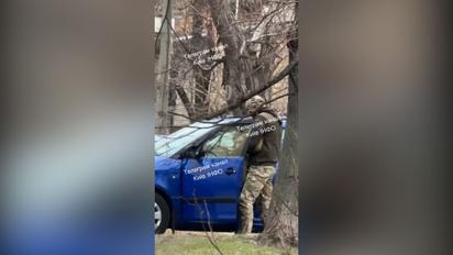 У Києві чоловік у військовій формі чіплявся до водіїв 