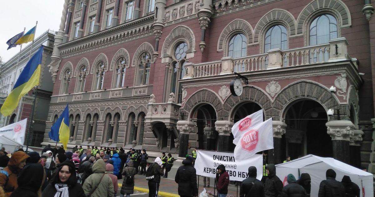 "Святий Миколай дослухався до бажань": у НБУ повідомили, що довготривалі мітинги під його стінами припинилися