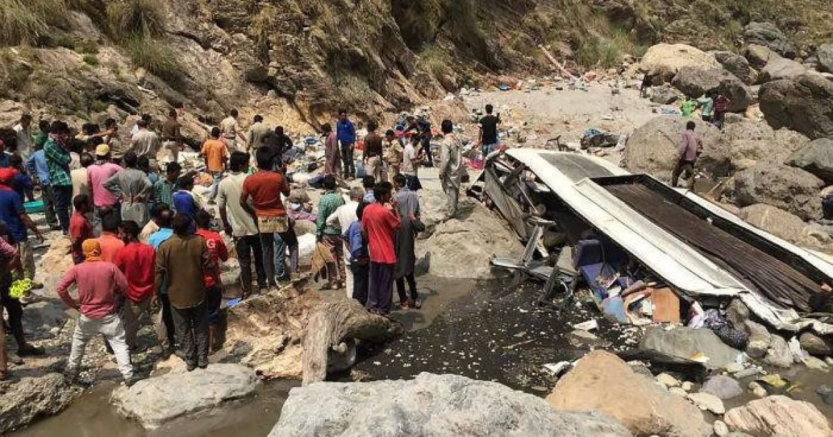 В Индии автобус упал с высоты 200 метров: 44 погибших