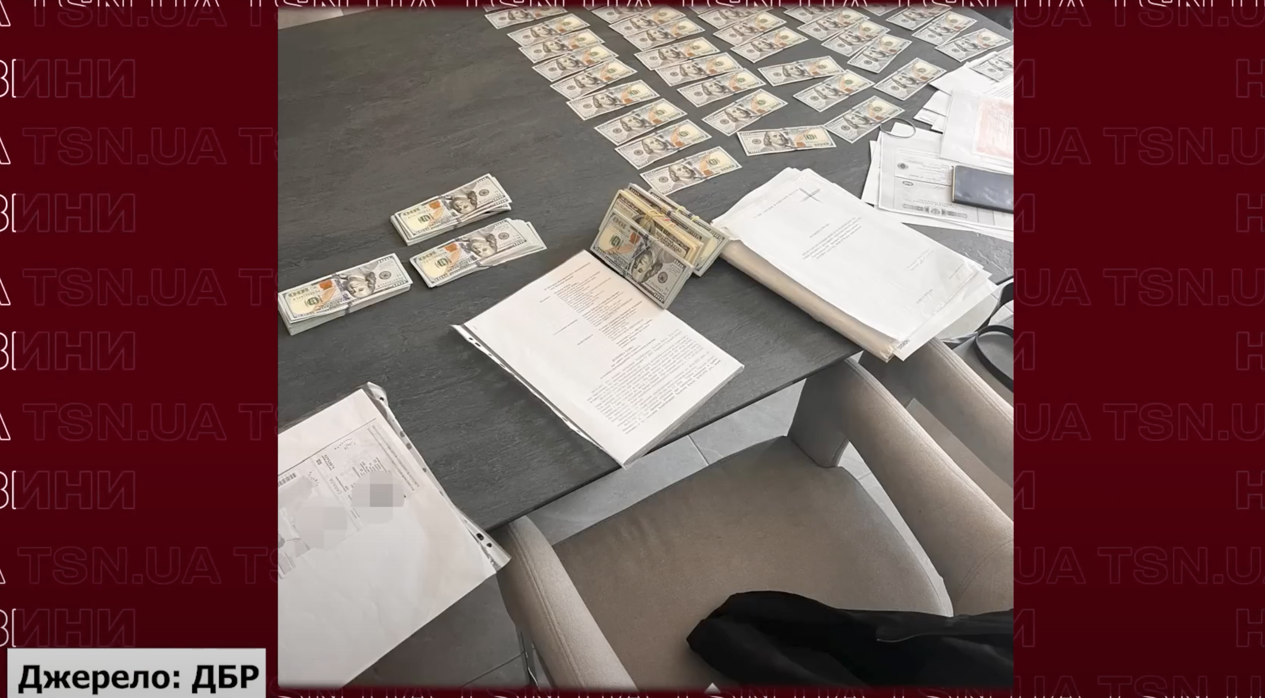 Знайдені у посадовців міграційної служби гроші / Скриншот з відео / © 