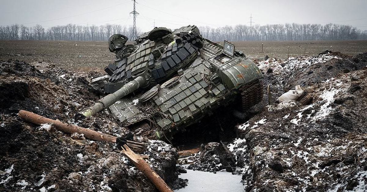 Российский танк, застрявший в окопе на подходах к Углегорску.