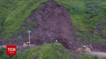 У Китаї величезний пагорб обвалився на дорогу