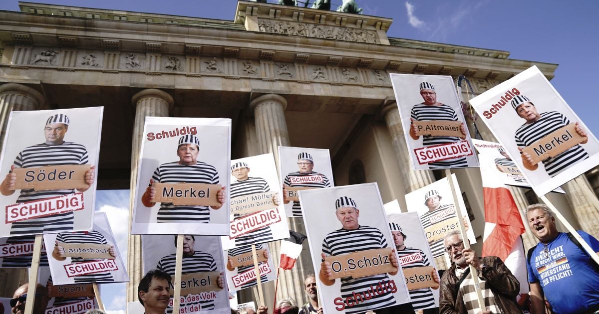 "Це божевілля треба зупинити": у Берліні десятки тисяч людей вийшли на мітинг проти карантину