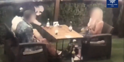 У Києві злодій поцупив телефон з тераси кав'ярні, просунувши руку через кущі: з'явилося відео