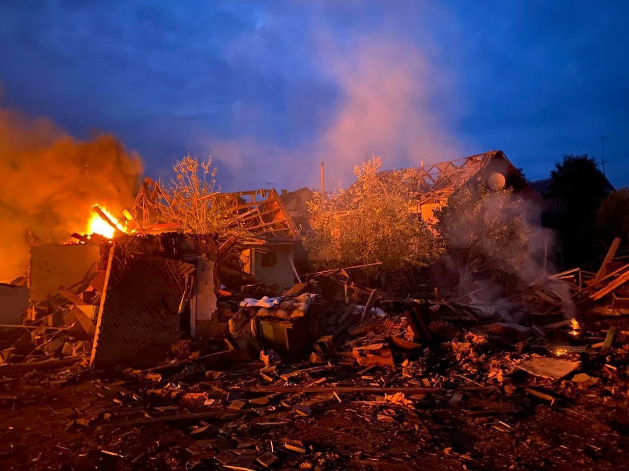 Уламки збитої ракети вночі 9 червня пошкодили приватні будинки на Житомирщині. / © Віталій Бунечко / Facebook