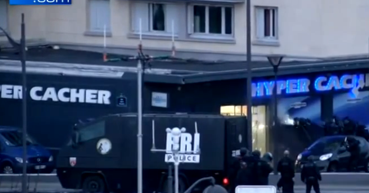 З'явилось відео штурму магазину у Парижі: вибухи і страшенно налякані заручники