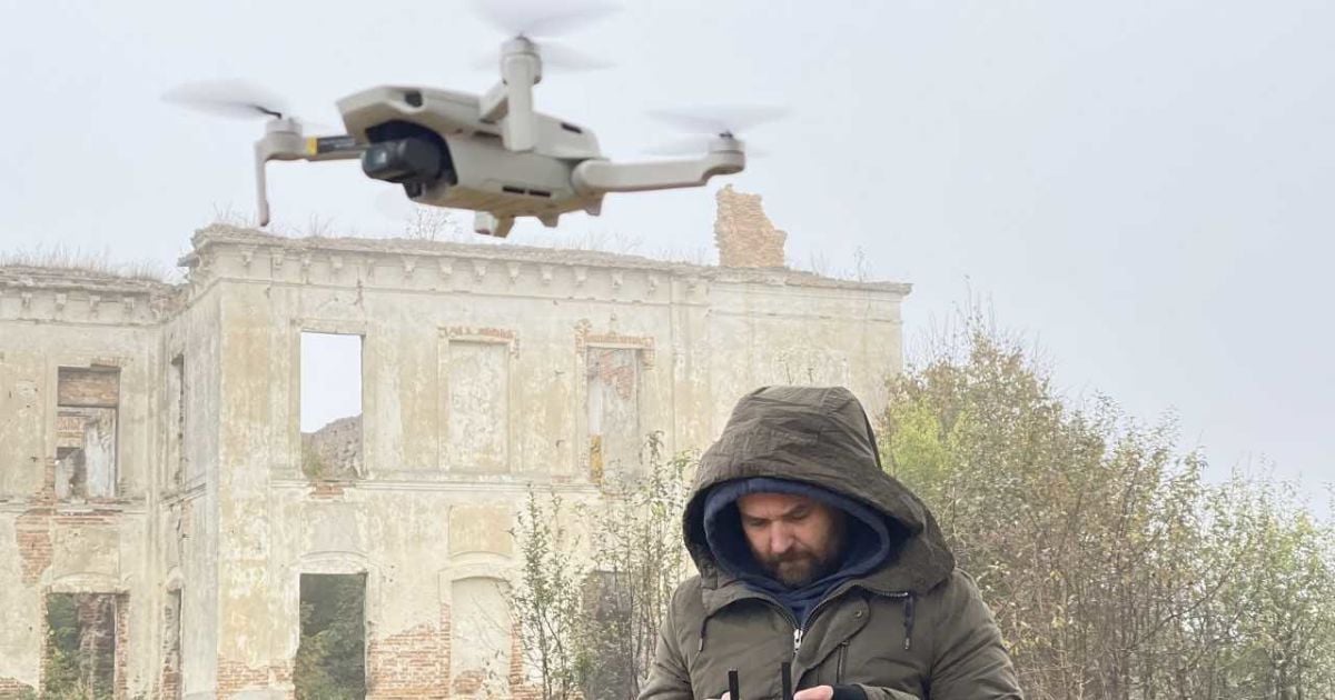 Солдати стріляли в акваріум, і вода виливалася з нього разом із рибами: історія про український палац в окупації на півдні