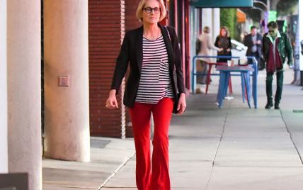 В красных брюках и полосатой футболке: стильный повседневный образ Шерон Стоун