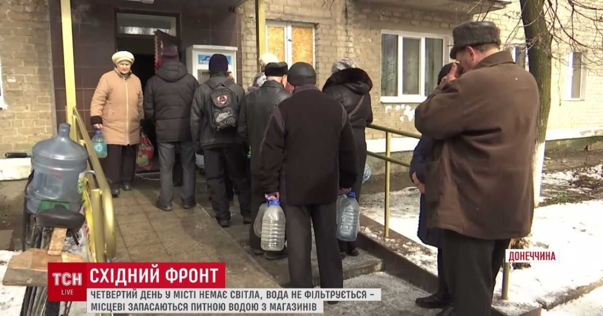 Черга до магазину за питною водою в Авдіївці