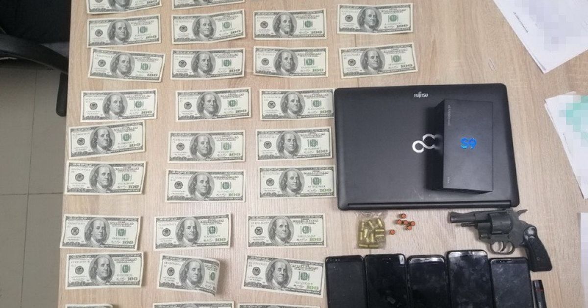 У Дніпрі приватних детективів викрили на прослуховуванні користувачів смартфонів