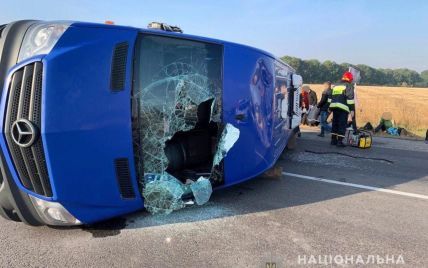 Возле Жашкова маршрутка столкнулась с грузовиком: пятеро пострадавших