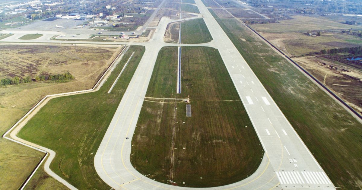 Почему закрывают главную полосу "Борисполя" и как это влияет на график: детали