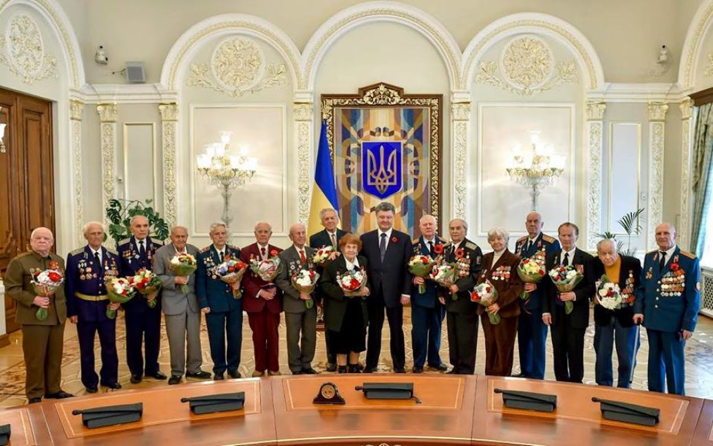 Під час церемонії нагородження ветеранів ювілейними медалями до Дня Перемоги / © Facebook/Офіс президента України