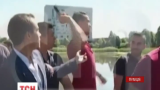 Лидер футбольной сборной Португалии выбросил в озеро микрофон журналиста