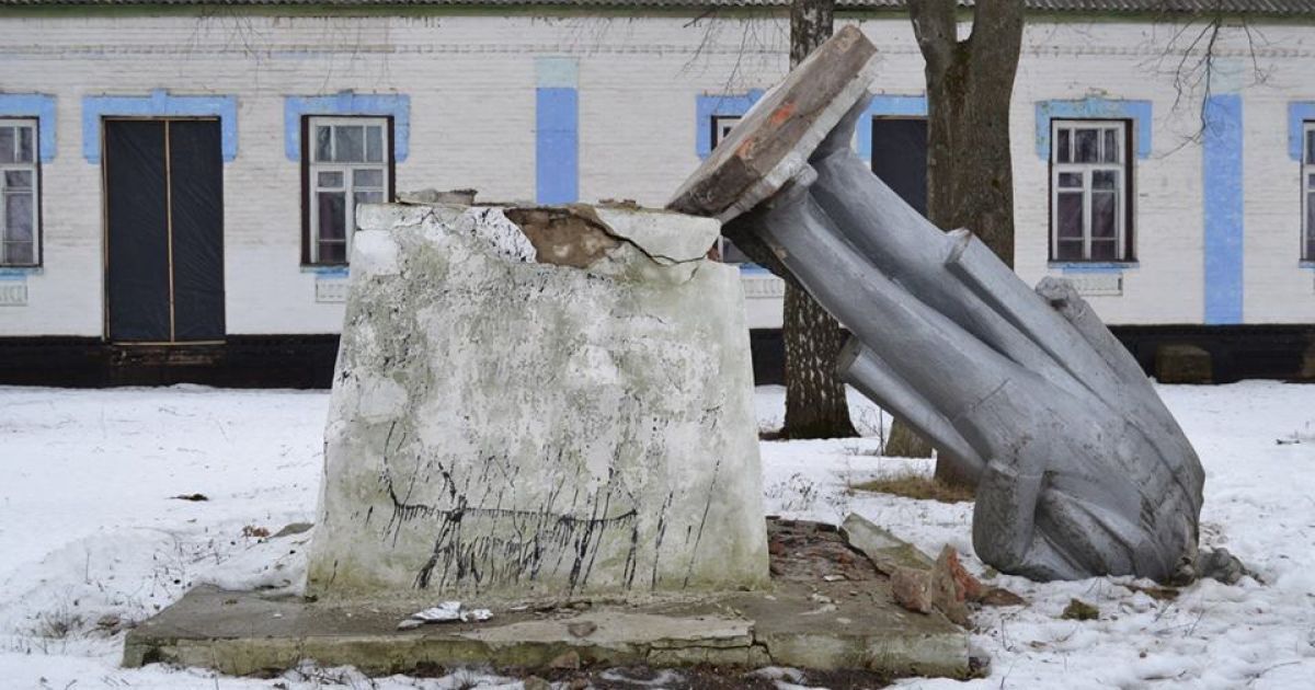 На Полтавщине неизвестные сбросили с постамента памятник Ленину