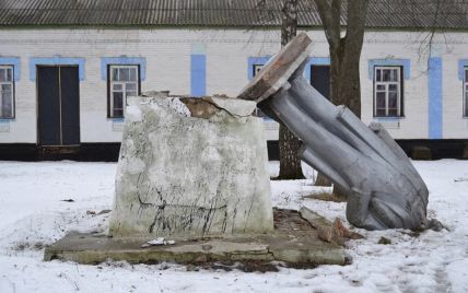 На Полтавщине неизвестные сбросили с постамента памятник Ленину