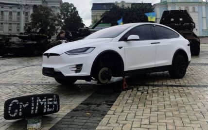 Ответ Илону Маску: в Киеве среди разбитой российской техники оставили Tesla (фото)