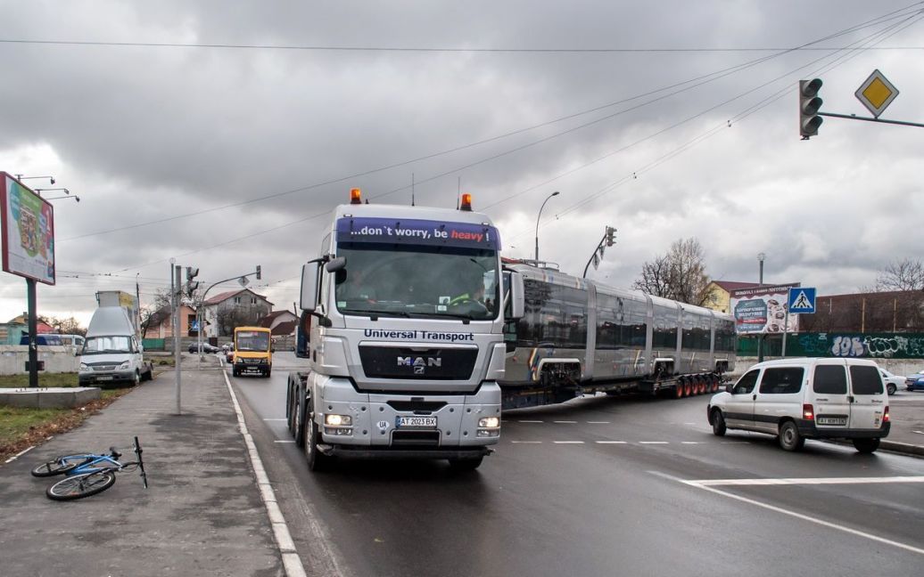 Современный львовский трамвай впервые проехался Киевом / © AllTransUA.com