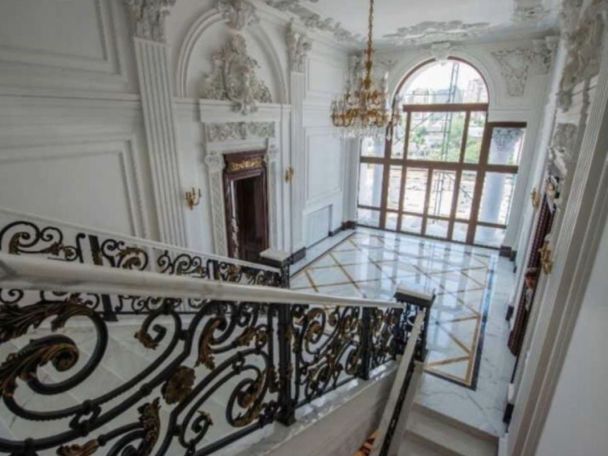 У будинку є балкони та тераса / Фото: theone.com.ua