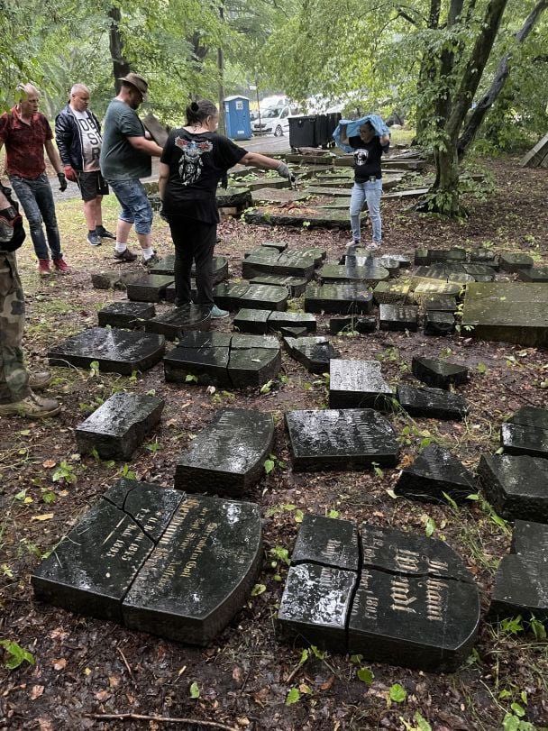 У Польщі на городі були надгробки. Фото: Марек Лучак/Facebook