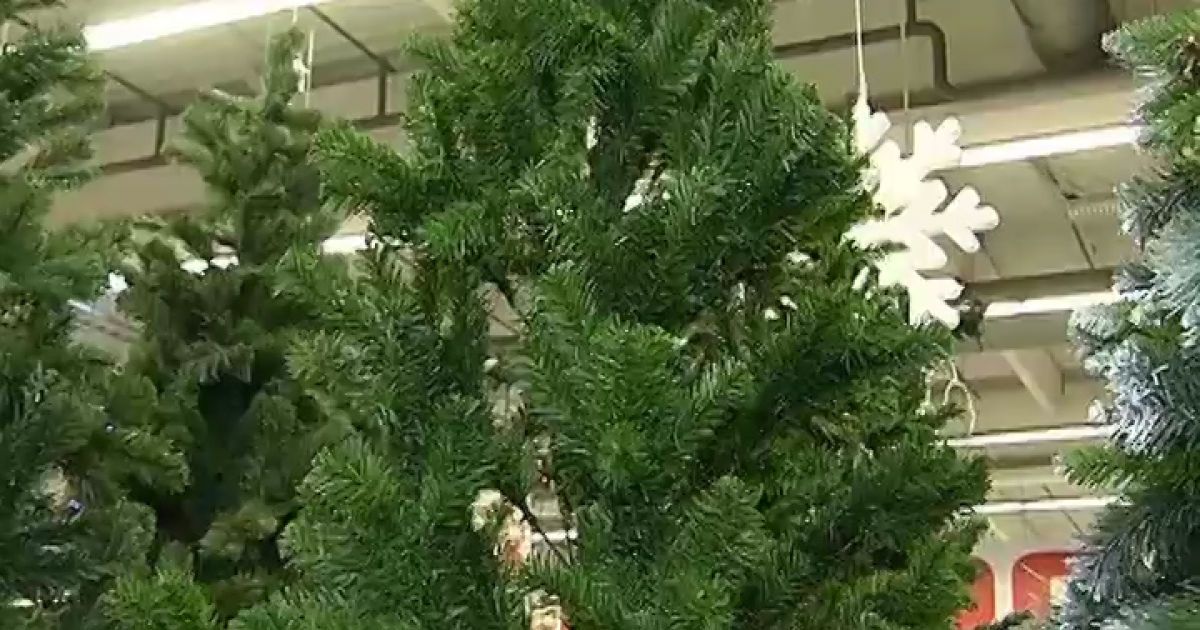 Искусственная елка будет служить годами, но надо быть внимательным к материалу, из которого она изготовлена