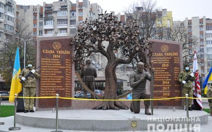 Фаєри, димові шашки, сльози та море квітів: у Черкасах відкрили меморіал загиблим на Донбасі воїнам
