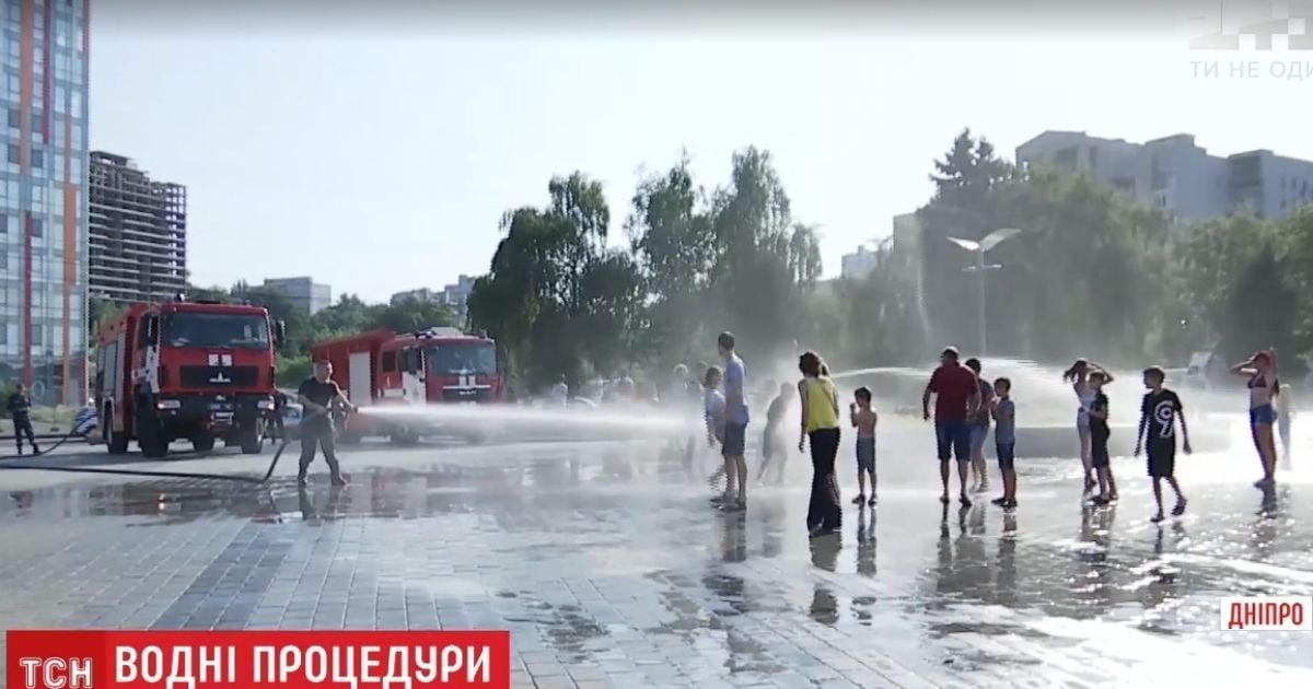 У Дніпрі пожежники в спеку почали поливати містян водою з гідрантів