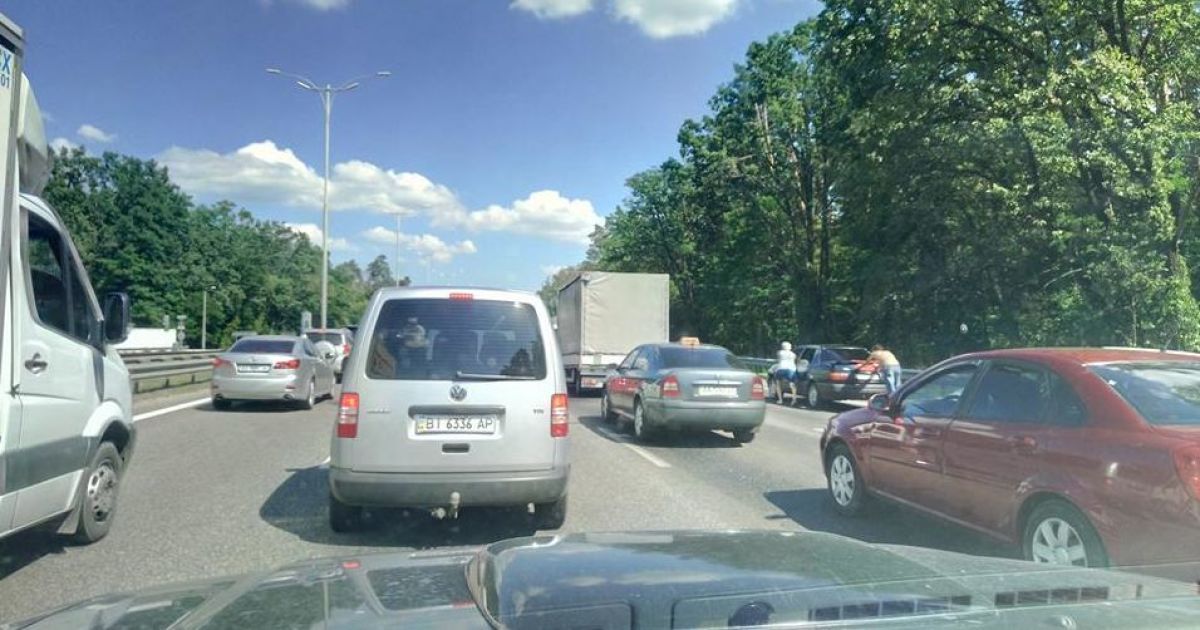 У шалену спеку міжнародні велоперегони паралізували рух транспорту на трасі біля Одеси