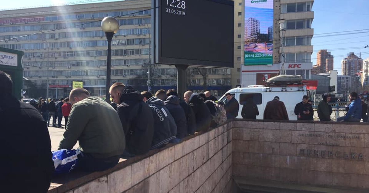 молодики біля ЦВК_2 / © Facebook/Тетяна Ніколаєнко