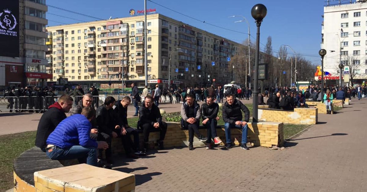 молодики біля ЦВК_6 / © Facebook/Тетяна Ніколаєнко