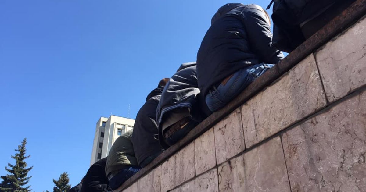 молодики біля ЦВК_5 / © Facebook/Тетяна Ніколаєнко