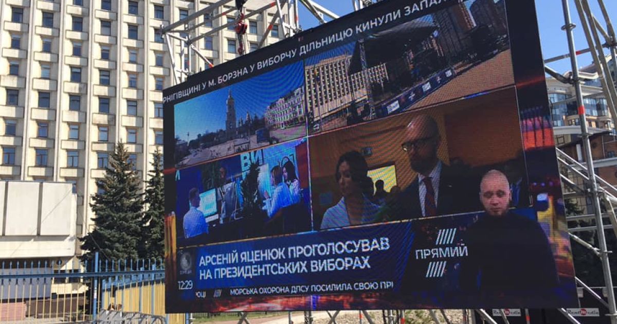 молодики біля ЦВК_3 / © Facebook/Тетяна Ніколаєнко