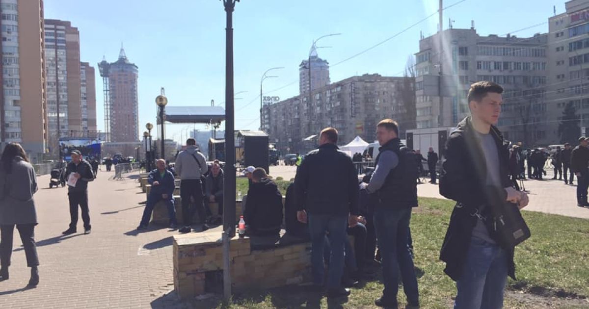 молодики біля ЦВК_4 / © Facebook/Тетяна Ніколаєнко