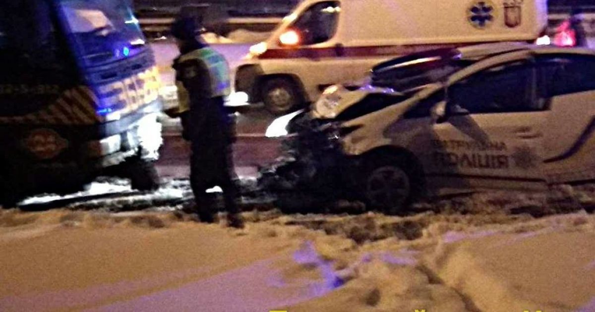 В Киеве патрульные на пустой дороге врезались в эвакуатор, есть пострадавшие