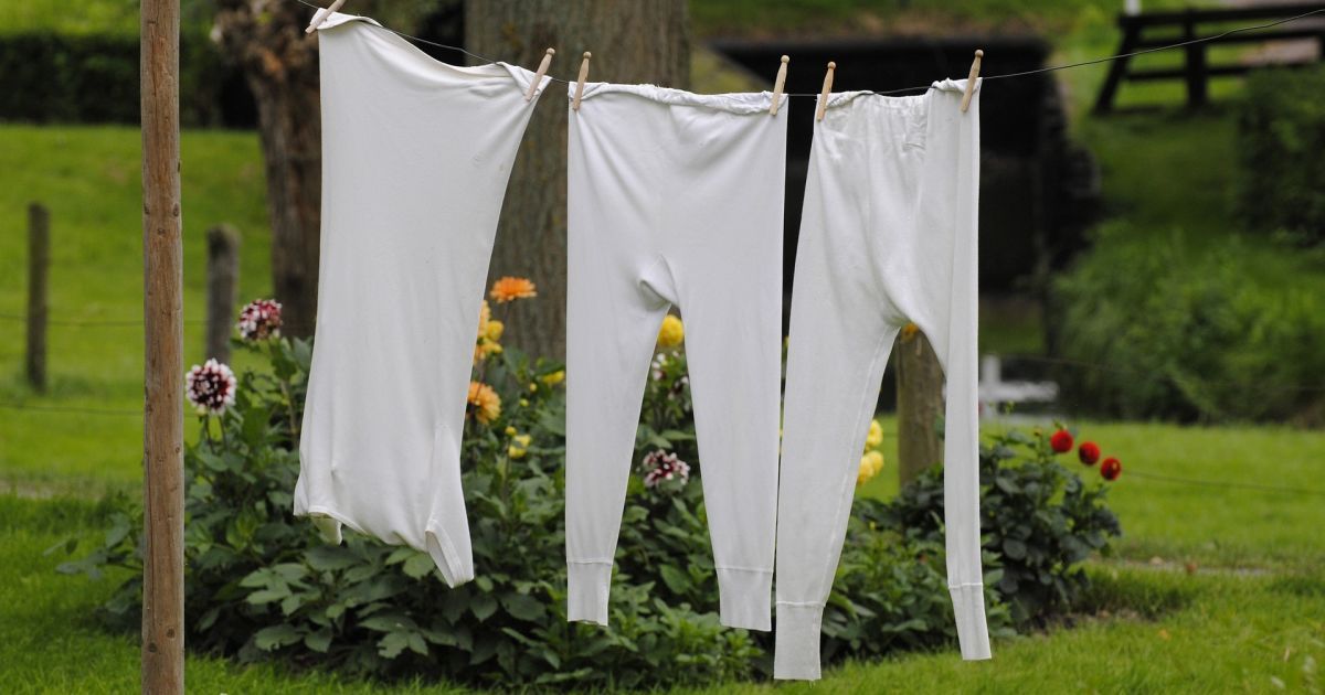 Зачем класть белые вещи в пакет перед стиркой?