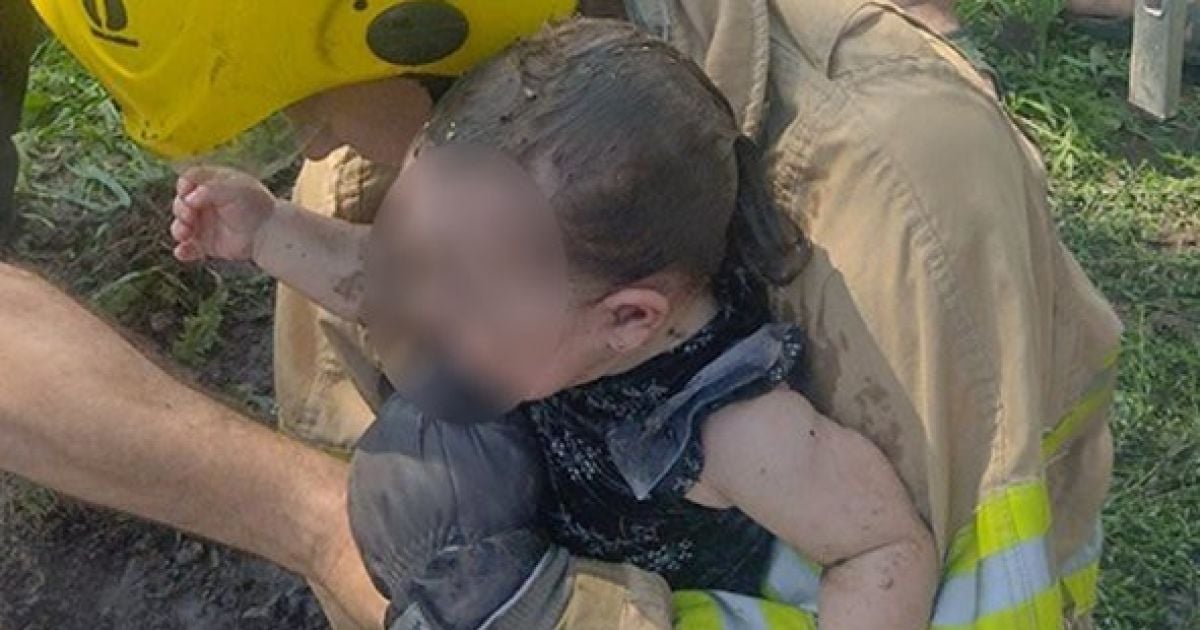 На Полтавщине спасатели достали из канализационного коллектора полуторагодовалую девочку