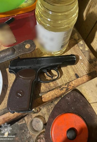 Пистолет, которым угрожал мужчина прохожим