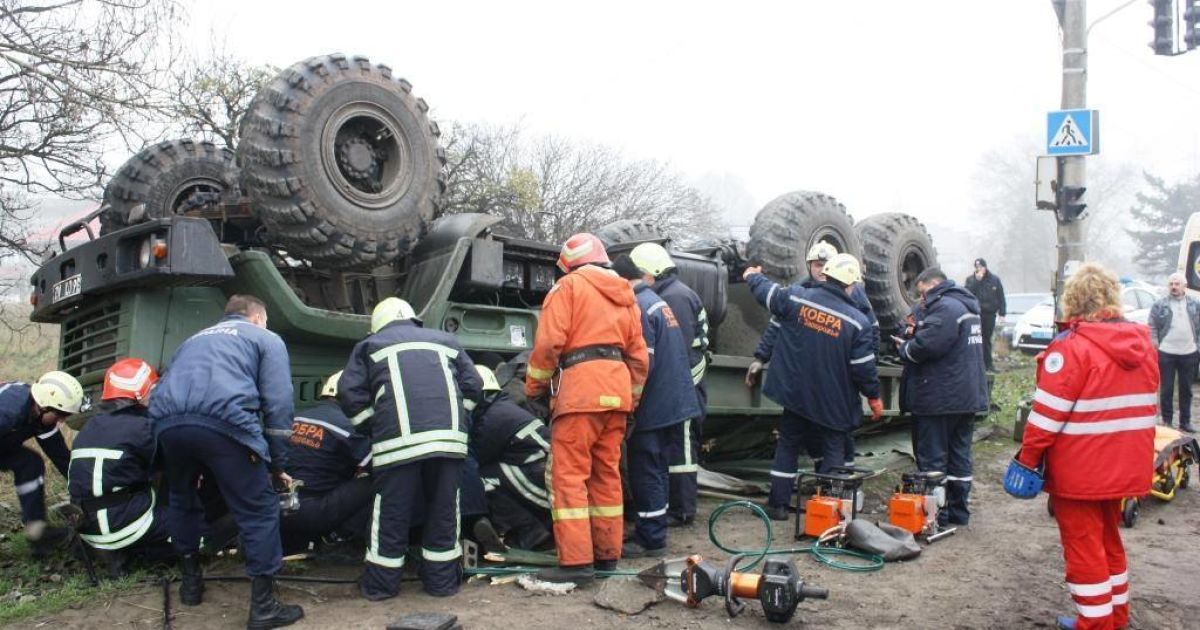 У Мережі показали фото понівеченої військової автівки, що перекинулась у Запоріжжі