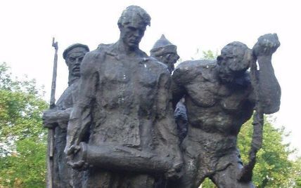 У Києві демонтували пам’ятник екіпажу радянського бронепоїзда "Таращанець" - фото, відео