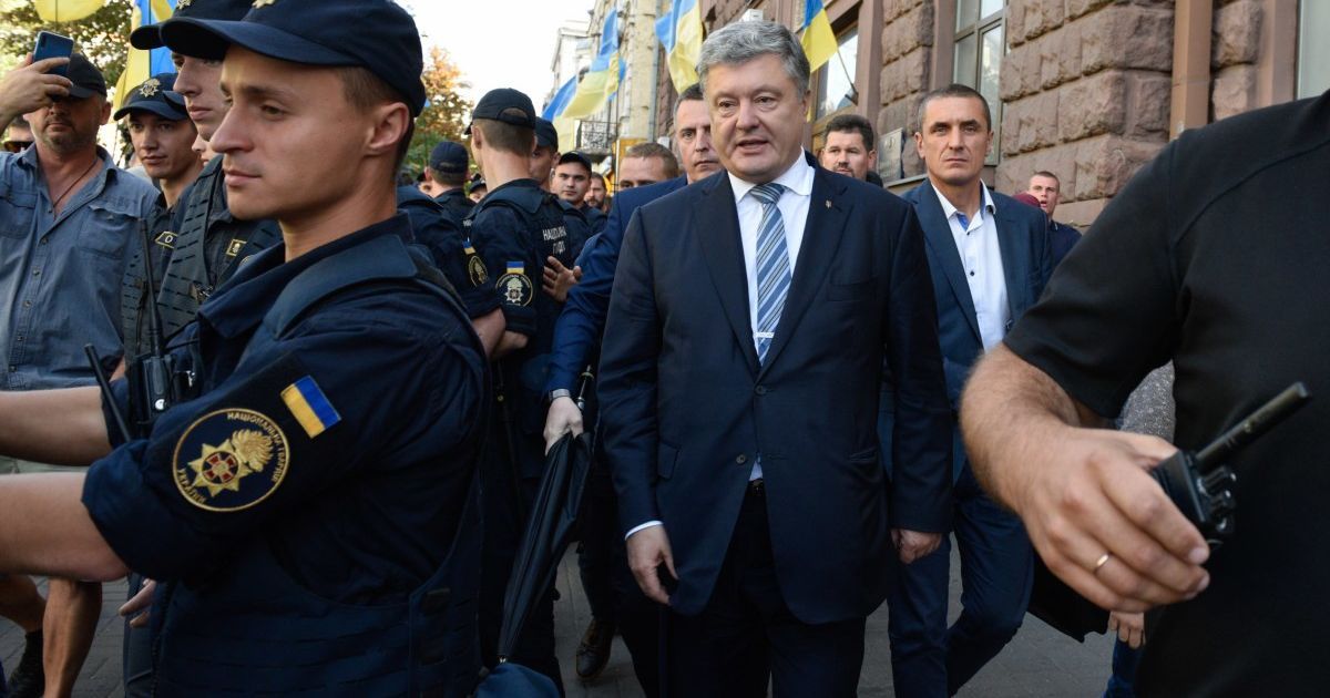 Суд ухвалив рішення про примусове доправлення Порошенка на допит