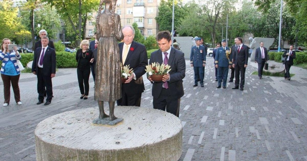 Міністри закордонних справ Канади та України Ніколсон і Клімкін ушанували пам&#039;ять жертв Голодоморів в Україні