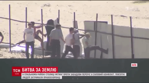 Скандальная застройка Осокорков: в Киеве активисты снесли забор и разоружили охрану