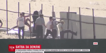 Скандальна забудова Осокорків: у Києві активісти знесли паркан і роззброїли охорону