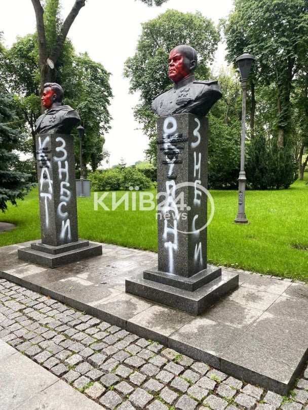 В центрі Києва памятники радянським партизанам облили червоною фарбою / фото: Телеканал "Київ"