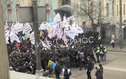 Под Радой в Киеве начались столкновения активистов SaveФОП с силовиками (видео)